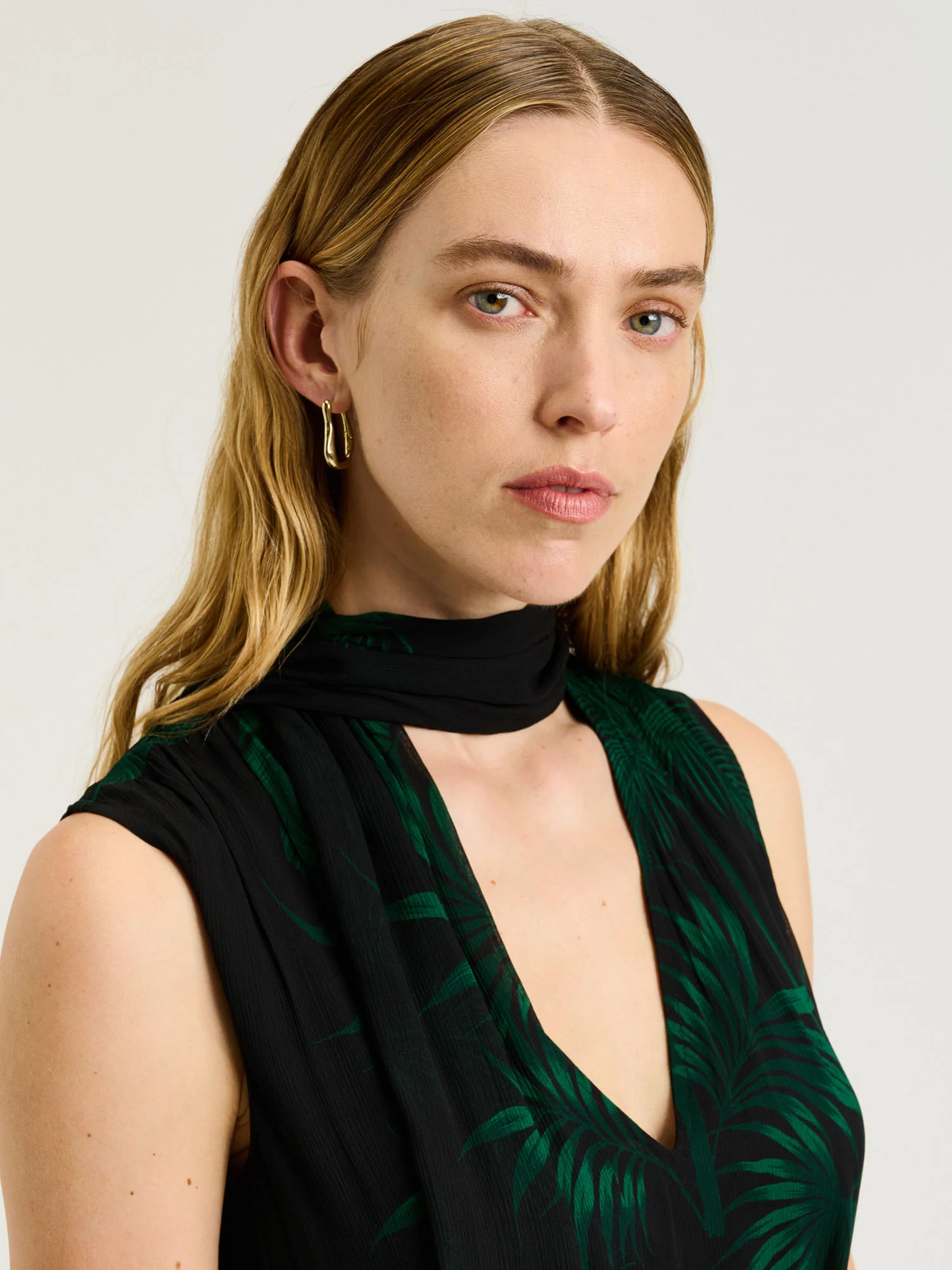 Emerald Palm Crinkle Georgette Maxi Dress - Image 4